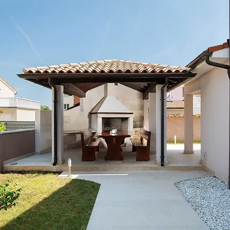 Villa Yvonne *